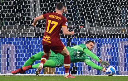 Wojciech Szczesny saves Jordan Veretout's penalty kick