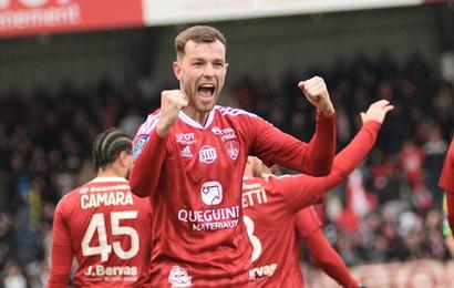 Angers lose to Brest