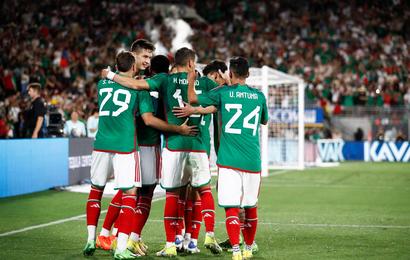 Jugadores de México celebran