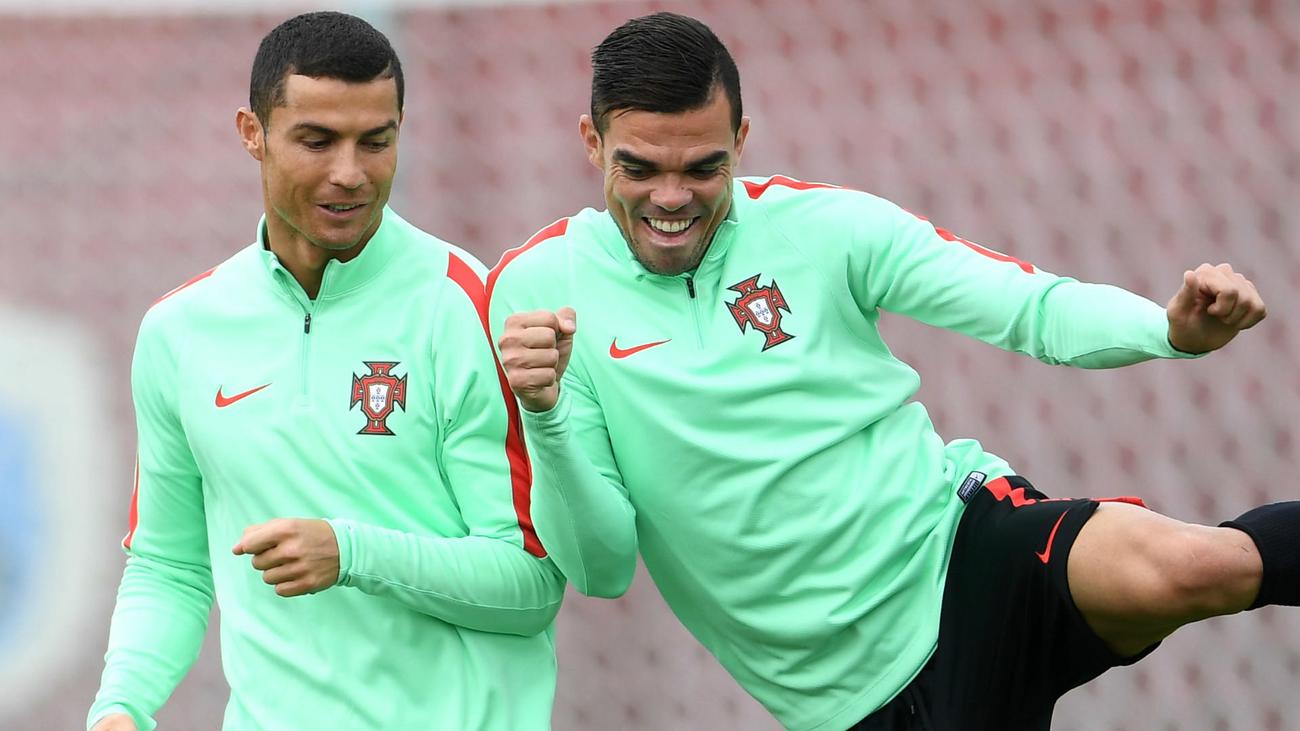 Pepe, Cristiano: Cặp đôi hoàn hảo của bóng đá Bồ Đào Nha! Tiền vệ Pepe và tiền đạo Cristiano Ronaldo là thế mạnh của đội tuyển quốc gia này và là niềm tin tuyệt đối của người hâm mộ. Hãy cùng xem bức hình dưới đây để chứng kiến sự đồng đội và sự hợp tác khéo léo của hai ngôi sao này!