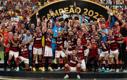 Jugadores de Flamengo celebran con el trofeo de la Libertadores