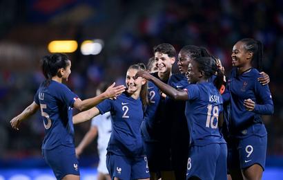 Joie des joueuses de l Equipe de France apres le but de Aissatou Tounkara (France)