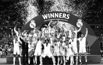 Jugadores del Real Madrid celebran con el trofeo de Champions League