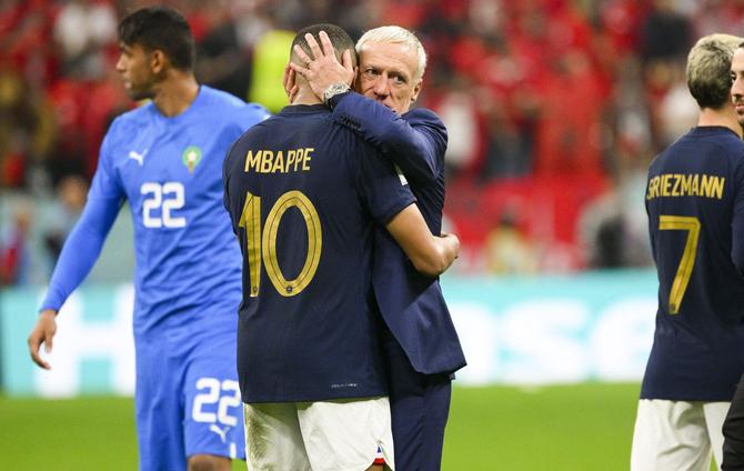 WK 2022 – The Blues krijgen een voorproefje van de finale, maar ze steken hun tong uit