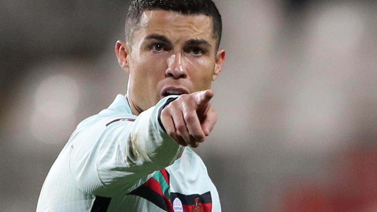 Qualifs Mondial 22 Le Brassard De Ronaldo Vendu 64 000 Euros Pour Aider Un Enfant Malade