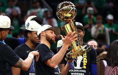 Steph Curry con el trofeo de la NBA