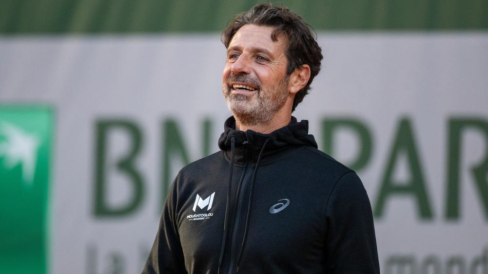 Serena's long-time coach Mouratoglou joins Halep