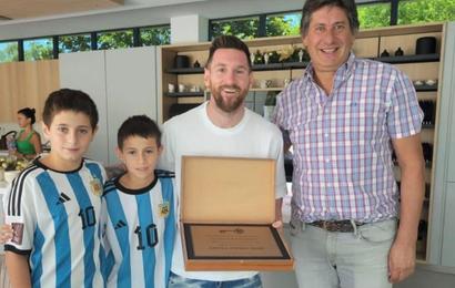 Lionel Messi recibe homenaje en Funes