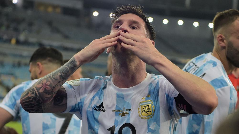 Messi cũng chẳng thể thiếu trong đội tuyển Argentina khi họ tham gia vào các trận đấu căng thẳng trong giai đoạn loại trực tiếp của World Cup. Bạn đang tìm kiếm những hình ảnh đầy sức hấp dẫn về siêu sao bóng đá này cùng với đội tuyển Argentina? Hãy cùng xem hình ảnh về Messi, đội tuyển Argentina và những trận đấu căng thẳng khác nhé!