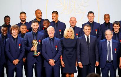 Macron condecora a los campeones del mundo