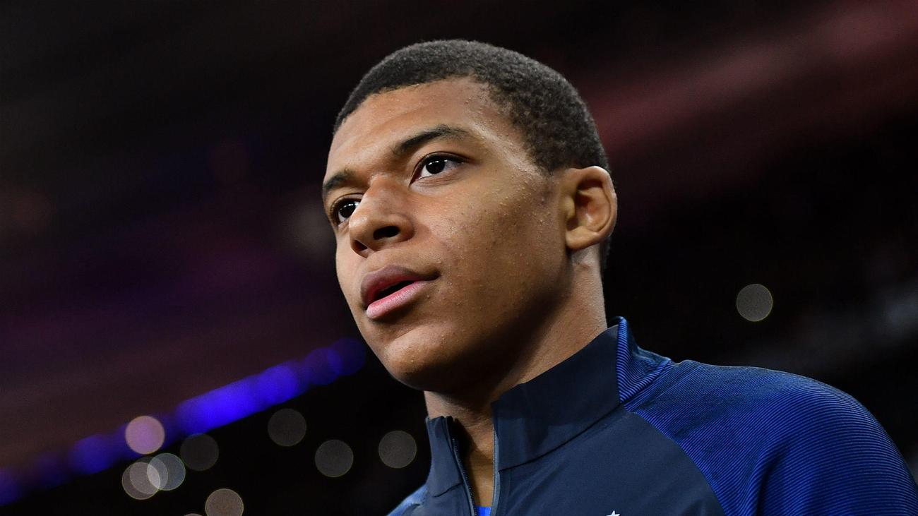 Kylian Mbappe Tip His Hat To Psg