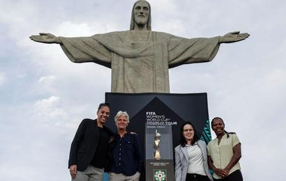 La exjugadora brasileña Aline Pellegrino; la entrenadora del seleccionado brasileño femenino, la sueca Pia Sundhage; la coordinadora de selecciones femeninas de la CBF, Ana Lorena March; y la futbolista brasileña Formiga