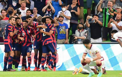 USA's Gyasi Zardes (4th L) celebrates with teammates after scoring during the Concacaf Gold Cup semifinal football match between Qatar and USA
