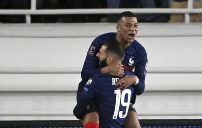 Mbappé y Benzema festejan con Francia