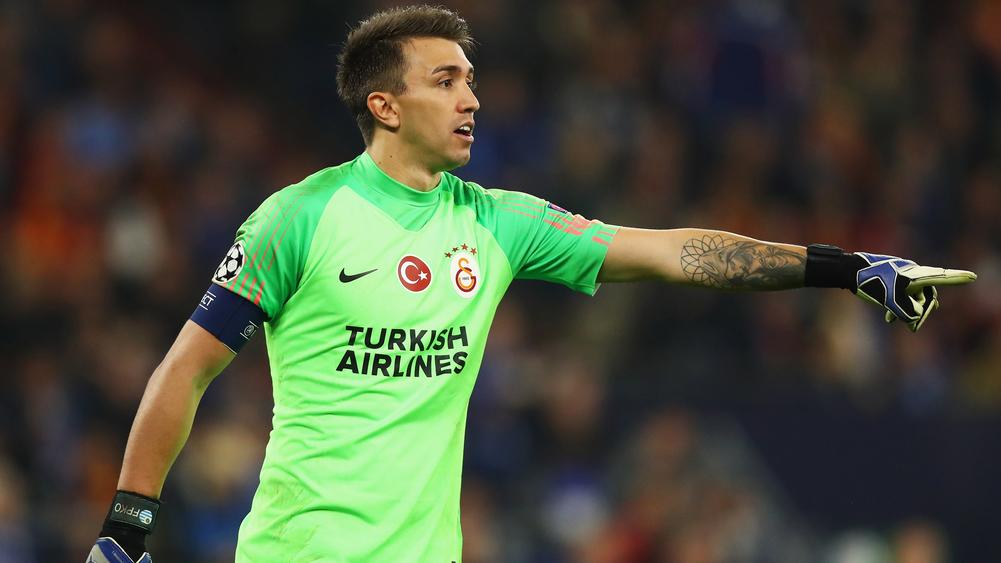 Lokken Geliefde haag Galatasaray goalkeeper Muslera suffers broken leg