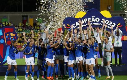 Jugadoras de Brasil con el trofeo de la Copa América