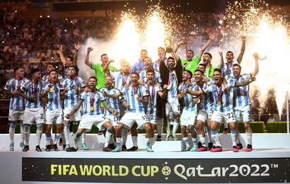 Jugadores de Argentina celebran con el trofeo de la Copa del Mundo
