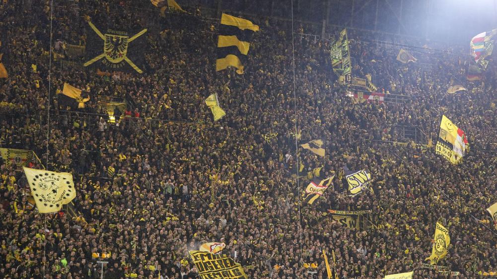 Dortmund The Wall - Borussia Dortmund S Fans Stand Up For Their Team