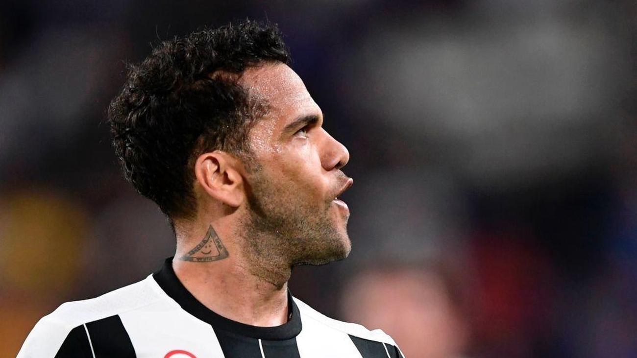 Dani Alves Is The Kind Of Crazy We Need More Of
