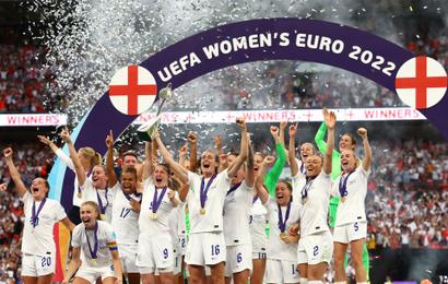 Jugadoras de Inglaterra celebran con el trofeo de la Euro