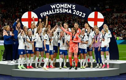 Jugadoras de Inglaterra celebran con el trofeo de la Finalissima