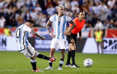Lionel Messi anota un gol
