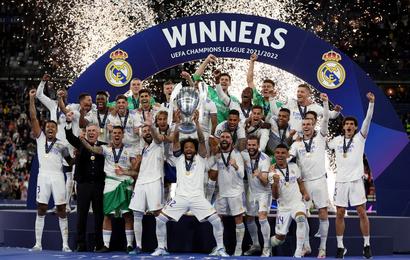Jugadores del Real Madrid celebran con el trofeo de Champions League