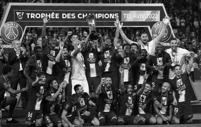 Jugadores del PSG celebran con el trofeo de la Supercopa de Francia