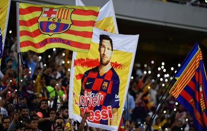 Barcelona fans fly flags ahead of Supercopa de Espana semifinal clash against Atletico Madrid - beIN SPORTS USA