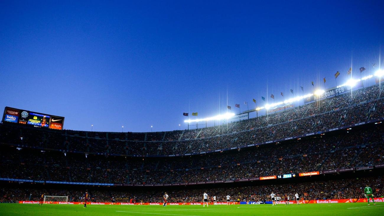 Sân Camp Nou mới đẹp mắt đã chính thức được giới thiệu bởi Lionel Messi và Andres Iniesta. Bộ sưu tập hình ảnh tuyệt đẹp này sẽ đưa bạn tới một hành trình khám phá các khu vực mới của sân vận động hiện đại này. Click vào hình ảnh để khám phá những góc khuất tuyệt đẹp của sân Camp Nou.