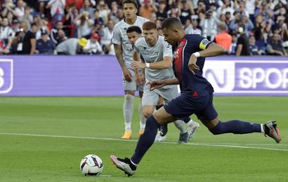Kylian Mbappé anota un gol