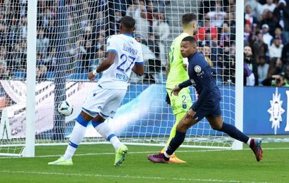 Kylian Mbappé anota un gol