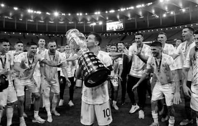Lionel Messi con el trofeo de la Copa América
