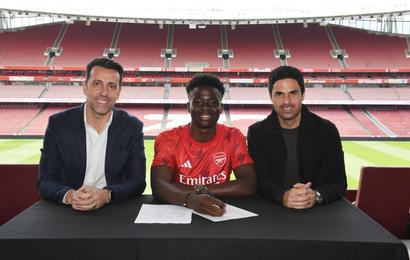 Bukayo Saka, delantero del Arsenal, ha renovado su contrato con el club hasta 2027.