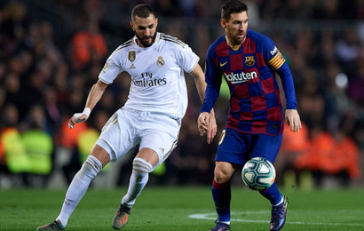 Lionel Messi (R) of Barcelona competes for the ball with Karim Benzema of Real Madrid during the Liga match between FC Barcelona and Real Madrid CF