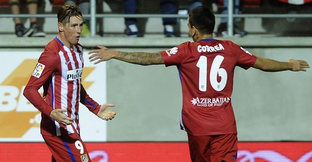 Ángel Correa festeja con Fernando Torres su primer gol con el Atlético.