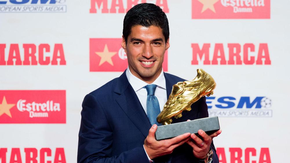 Suarez picks up Golden Shoe award at Barcelona ceremony