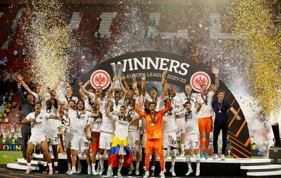 Jugadores del Eintracht Frankfurt celebran con el trofeo de la Europa League