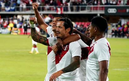Jugadores de Perú celebran