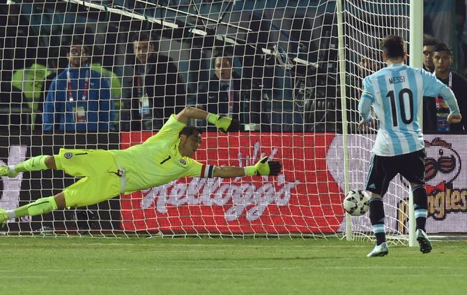 Claudio Bravo Looking Forward To Facing Lionel Messi When ... - 670 x 424 jpeg 82kB